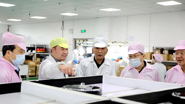 省人大常委會委員、省人大財政經(jīng)濟委員會主任委員張亦賢一行調(diào)研炬神電子